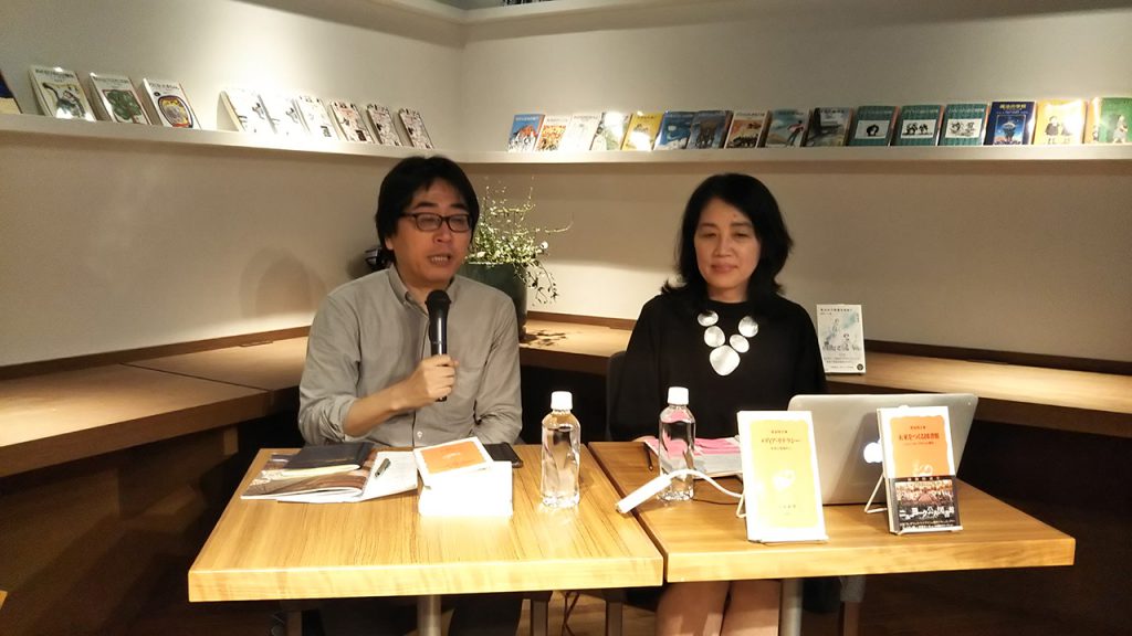 神保町ブックセンターにて菅谷明子氏（右）と仲俣暁生氏（左）