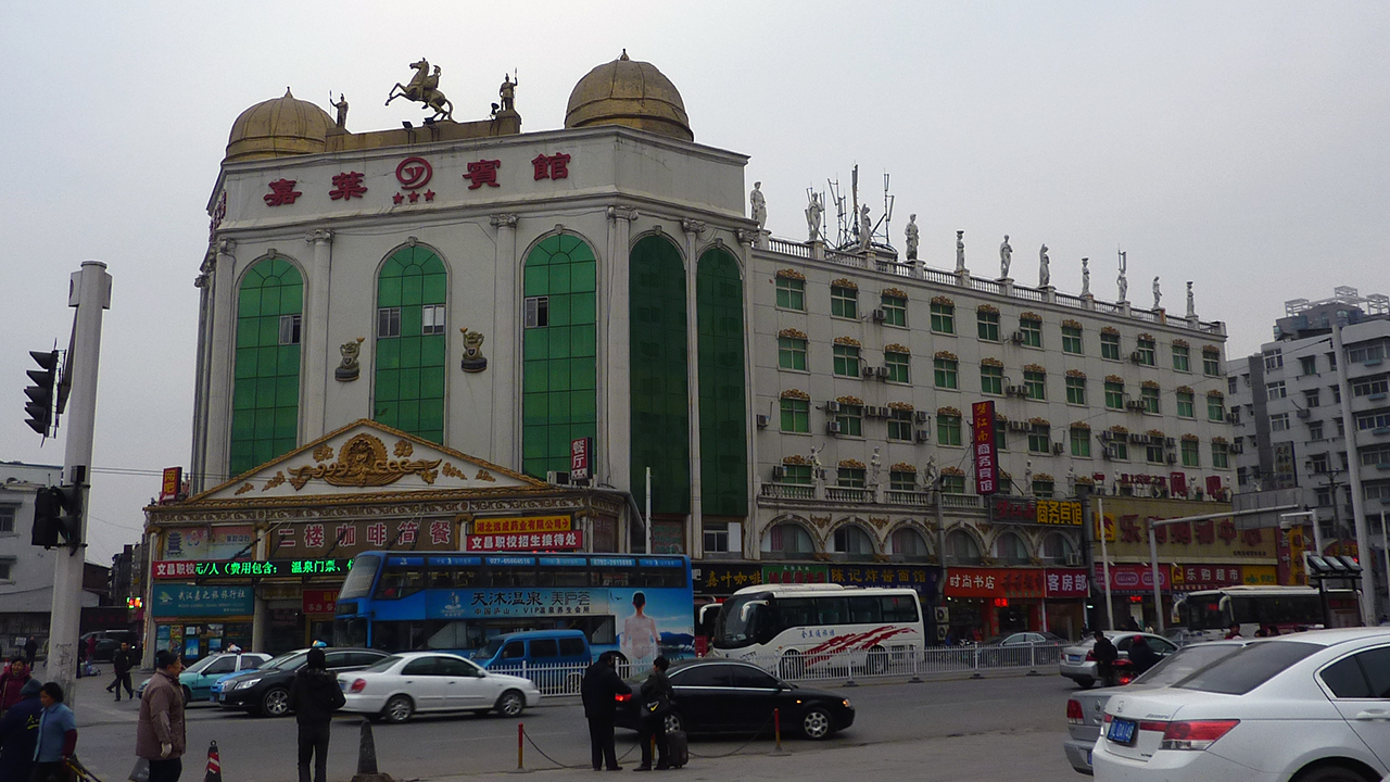 中国・武漢市の武昌駅前広場