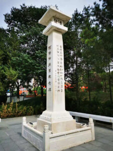 西安の興慶宮公園内に建つ阿倍仲麻呂記念碑(7月5日)
