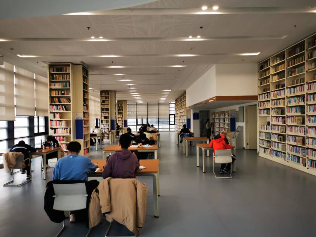 濱海図書館3階の閲覧室　ゆったりとしたスペースを利用する市民の多くは学生たち