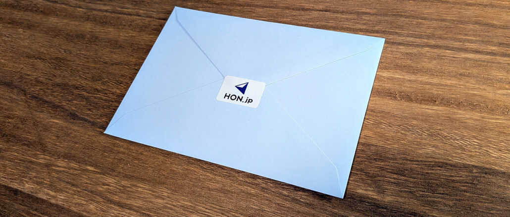【写真】封筒にHON.jpのシールが貼られている